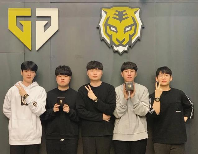 和强大的身 和强大的身